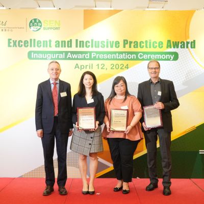 Prof Ian Holliday, Vice-President and Pro-Vice-Chancellor (Teaching and Learning) and awardees (From left: Prof Ian Holliday, Professor Esther W.Y. Chan, Dr. Eva S.Y. Chan, Dr. Otto Heim)